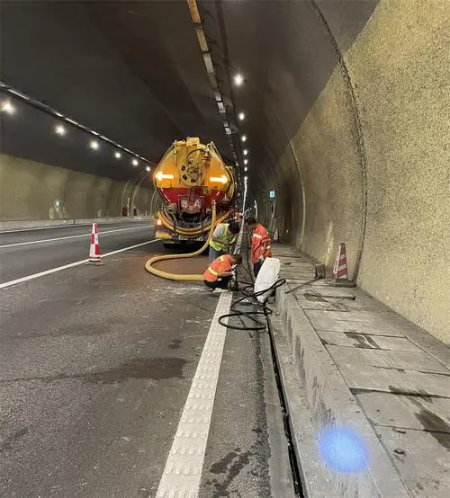 梧州隧道排水渠清淤